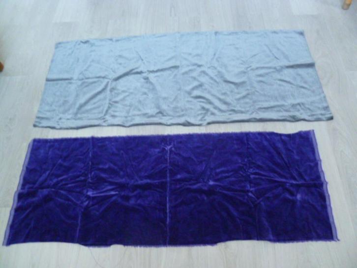 2 Velours lappen stof: Grijs en paars. Voor bv. kussentjes., Hobby en Vrije tijd, Stoffen en Lappen, Nieuw, 120 cm of meer, 30 tot 200 cm