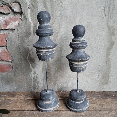 Set 2x landelijk sober stenen ornament op statief *Etage3*, Huis en Inrichting, Woonaccessoires | Overige, Zo goed als nieuw, Ophalen of Verzenden