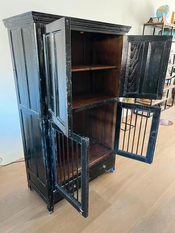 Antieke kast beschikbaar voor biedingen