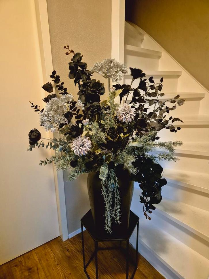 Groot vol boeket zijde bloemen grijs zwart tinten Incl pot, Huis en Inrichting, Woonaccessoires | Kunstplanten en Kunstbloemen