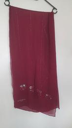 Hoofddoek rood met versiering, Kleding | Dames, Mutsen, Sjaals en Handschoenen, Ophalen of Verzenden, Zo goed als nieuw, Sjaal