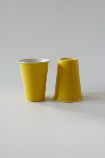 Aardewerk mokken bekers geel cups beschikbaar voor biedingen