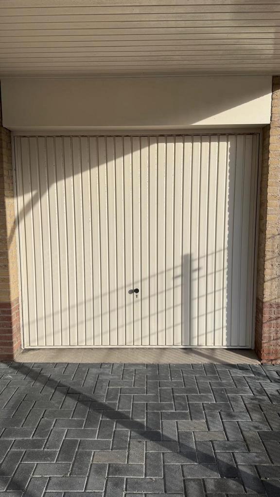 Garagedeur - Gebruikt, Doe-het-zelf en Verbouw, Deuren en Horren, Gebruikt, Garagedeur, 200 tot 215 cm, 120 cm of meer, Metaal