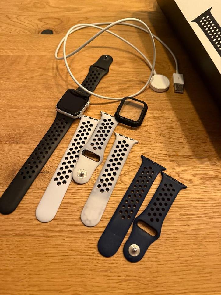 Apple Watch series 5 40mm Nike (zilver), Sieraden, Tassen en Uiterlijk, Smartwatches, Gebruikt, iOS, Zilver, GPS, Hartslag, Hoogte