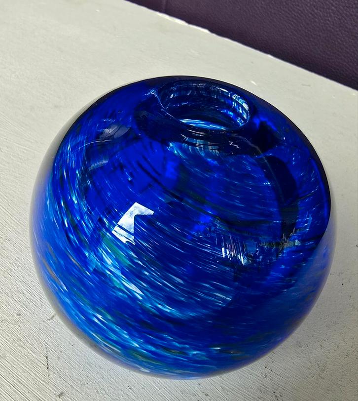 Blauwe bol/presse-papier Floris Meydam 8.5 x9cm 930 gram, Antiek en Kunst, Antiek | Glas en Kristal, Ophalen of Verzenden