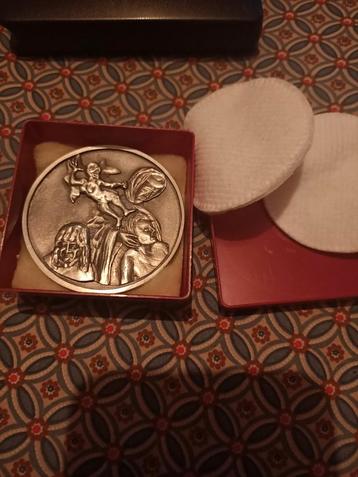 Duiveltje adoptie munt beschikbaar voor biedingen