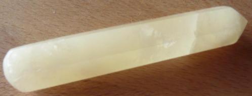 Licht gele calciet staafje lengte 92mm x 15mm dik., Verzamelen, Mineralen en Fossielen, Mineraal, Ophalen of Verzenden