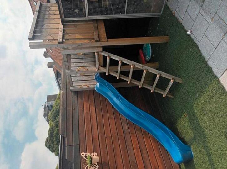 Speelhuis met glijbaan, Kinderen en Baby's, Speelgoed | Buiten | Speelhuisjes, Gebruikt, Hout, Ophalen