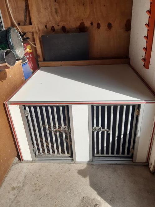 Honden bench/ auto box 2 grote honden., Dieren en Toebehoren, Transportboxen, Gebruikt, Ophalen