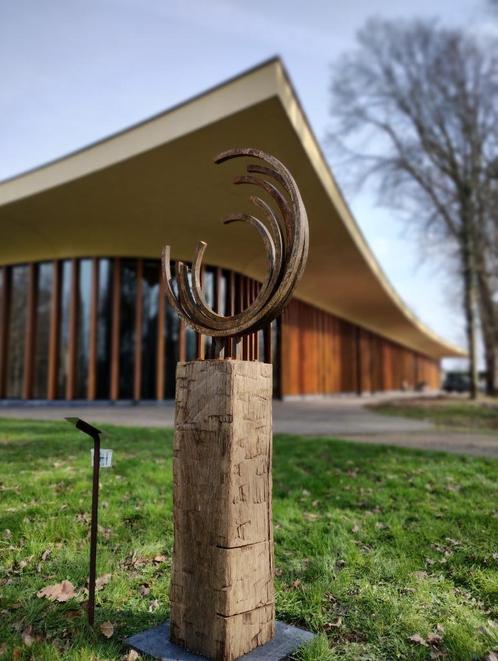 Stalen kunstwerk op hardhouten sokkel, Tuin en Terras, Tuinbeelden, Nieuw, Abstract beeld, Metaal, Ophalen of Verzenden