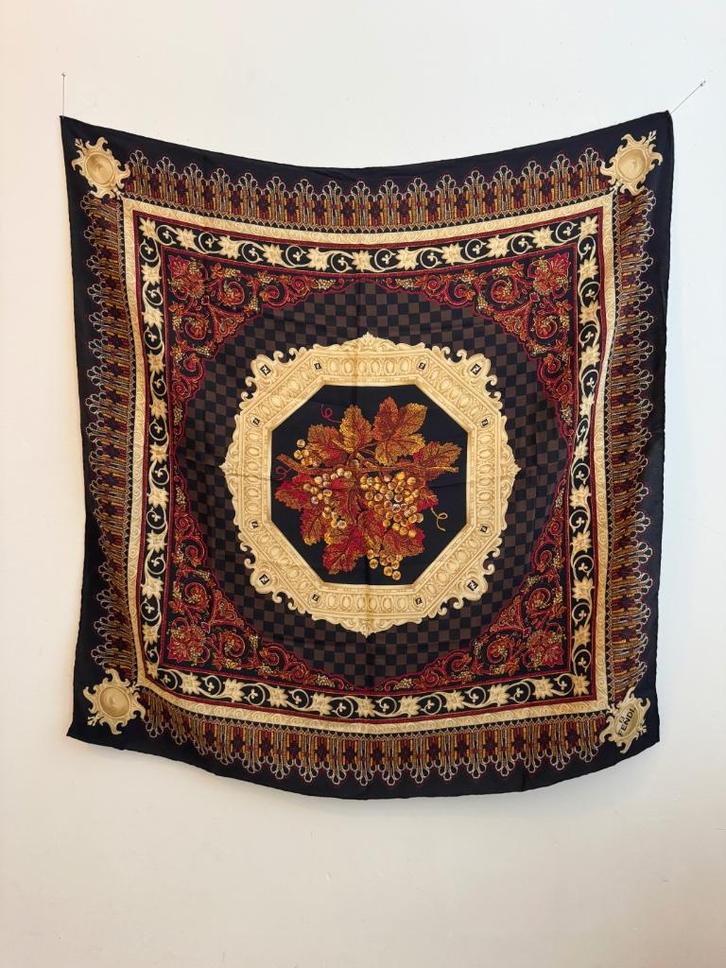 Fendi zijden sjaal, Kleding | Dames, Mutsen, Sjaals en Handschoenen, Zo goed als nieuw, Sjaal, Maat 46/48 (XL) of groter, Ophalen of Verzenden