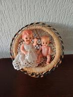 Twee oude poppentjes met rieten Poppenstoel, Ophalen of Verzenden, Gebruikt, Pop