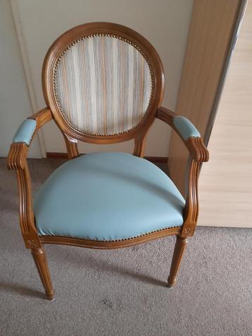 Klassieke stoel beschikbaar voor biedingen