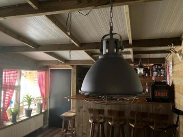 Robuuste hanglamp beschikbaar voor biedingen