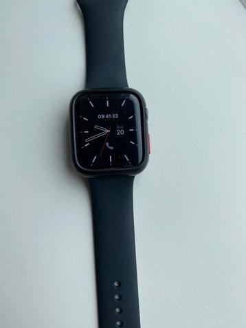 Apple Watch Series 6 (44 mm) + beschermcase en USB‑C oplader beschikbaar voor biedingen