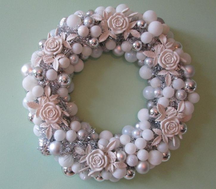 Nieuw ! Zilveren Witte Kerstkrans Krans met Rozen 50 cm, Diversen, Kerst, Nieuw, Ophalen of Verzenden