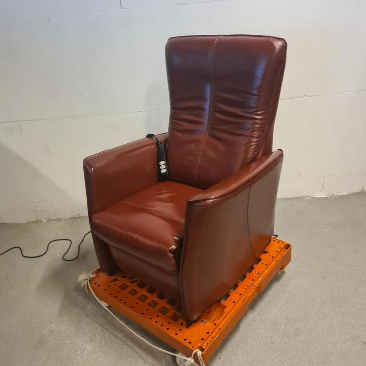 Sta op stoel / opsta stoel bordeaux rood leer, Huis en Inrichting, Fauteuils, Gebruikt, Leer, 50 tot 75 cm, Minder dan 75 cm, Ophalen