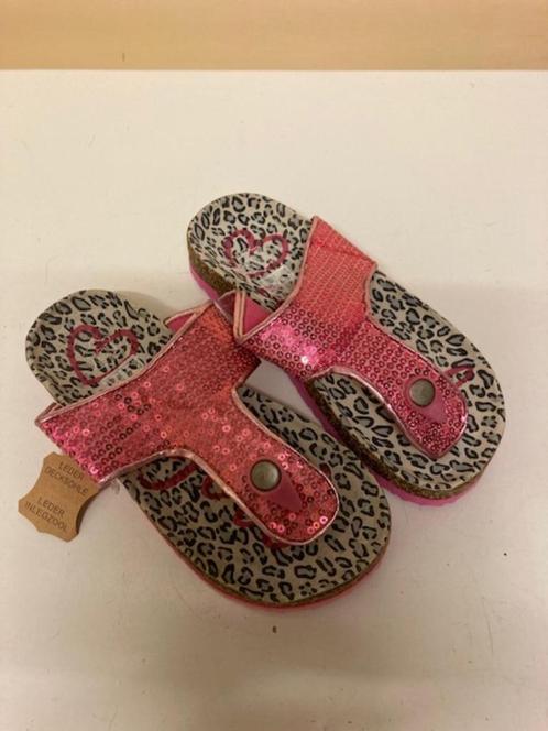 NIEUWE roze teenslippers 31 kaartje eraan  binnenzool leer, Kinderen en Baby's, Kinderkleding | Schoenen en Sokken, Nieuw, Overige typen