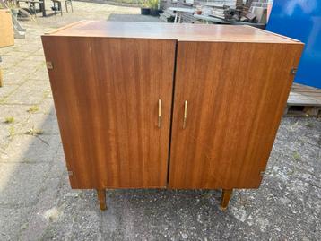 Vintage kast op pootjes – houtfineer met dubbele deur beschikbaar voor biedingen