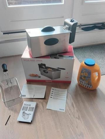 Nova Deep Fryer.Plus drie lieter frituur olie. beschikbaar voor biedingen