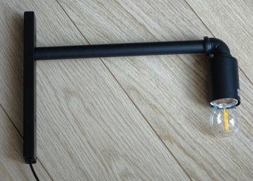 Zwarte industriële wandlamp  beschikbaar voor biedingen