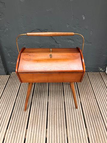 Mooie Vintage naaidoos / Naaikastje beschikbaar voor biedingen