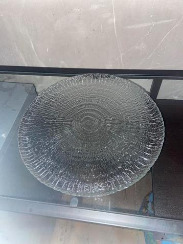 Glazen schaal met structuur beschikbaar voor biedingen