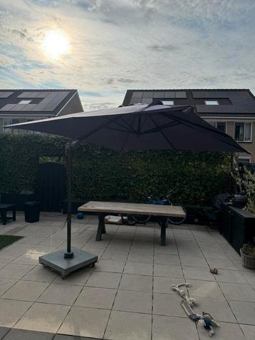 Zweefparasol 2,5 x 2,5 inclusief granieten voet beschikbaar voor biedingen