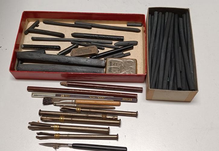 Vintage Tekenmaterialen Set - Houtskool, Penselen, Hobby en Vrije tijd, Schilderen, Gebruikt, Overige typen, Ophalen of Verzenden