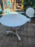 Vintage witte smeedijzeren tuinset met druivenrank details –, Huis en Inrichting, Stoelen, Ophalen, Zo goed als nieuw, Wit