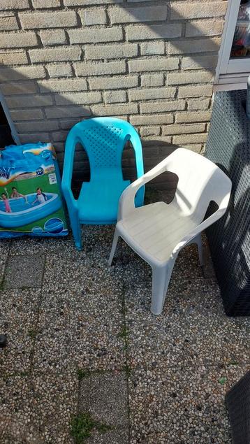 3  kinderstoeltje + een zwembad 265/175 cm GRATIS afhalen  beschikbaar voor biedingen