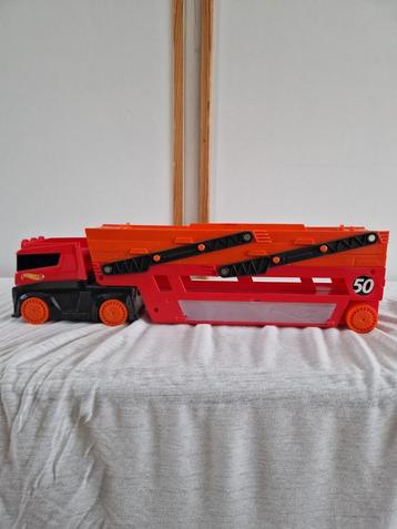 Hotwheels auto's met rode truck beschikbaar voor biedingen