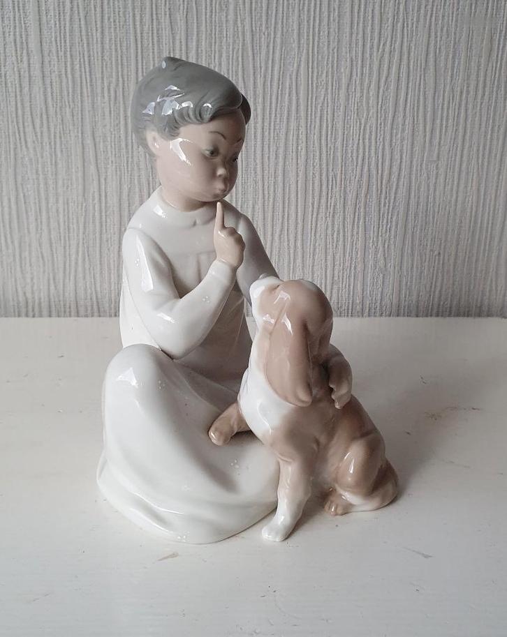 Authentieke Lladro "Jongen met hond" porseleinen beeldje, Verzamelen, Beelden en Beeldjes, Zo goed als nieuw, Mens, Ophalen of Verzenden