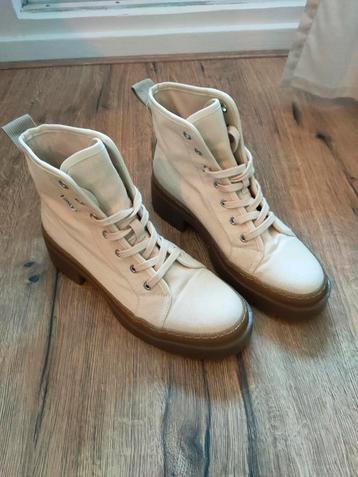 Beige laarzen  beschikbaar voor biedingen