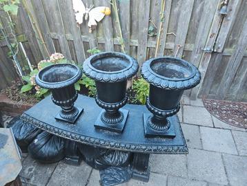 3 tuinvazen, kelken zwart. Geen steen/beton, maar polyamide. beschikbaar voor biedingen