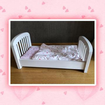 Wit houten poppenbed Goki met roze beddegoed beschikbaar voor biedingen