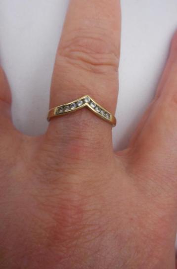 14 karaat gouden ring met steentjes maat 17,5 nr.974 beschikbaar voor biedingen