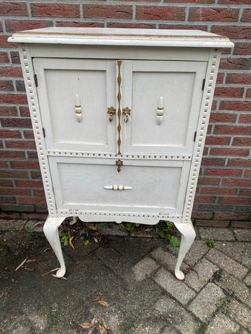 Vintage Wit Kastje met Sierlijke Poten beschikbaar voor biedingen