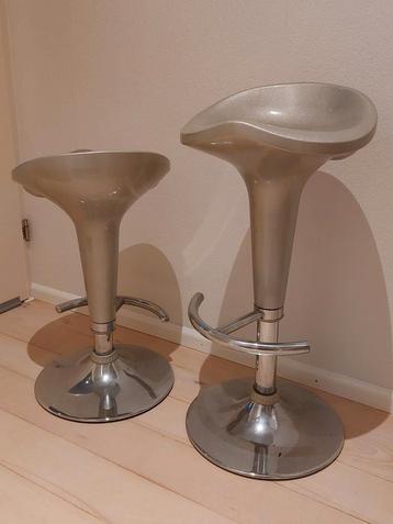 2 x Barkrukken zilver kleurig beschikbaar voor biedingen