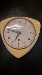 Jughans mid century jaren 50 klok zacht geel wit, Ophalen of Verzenden