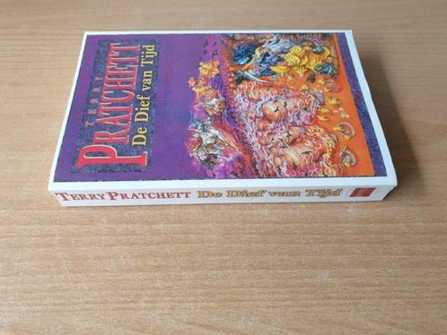 Terry Pratchett - De Dief van Tijd, Boeken, Fantasy, Gelezen, Ophalen of Verzenden