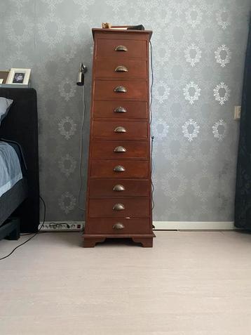 Mooie konische houten ladekasten beschikbaar voor biedingen