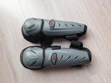 Kniebeschermers  beschikbaar voor biedingen