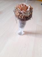GLAZEN VAAS MET KRANS AAN DE BOVENKANT MET DECORATIE, Huis en Inrichting, Woonaccessoires | Overige, Ophalen of Verzenden, Zo goed als nieuw