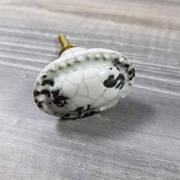 Brocante deurknop | Ovale porseleinen knop craquele wit beschikbaar voor biedingen