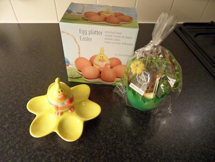 EIERSCHAAL MET EEN KIP EN OF KUIKEN EROP EN EEN PAASSTUKJE., Diversen, Pasen, Nieuw, Ophalen of Verzenden
