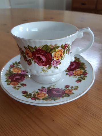 Kop en schotel beschikbaar voor biedingen