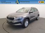 Skoda Karoq 1.0 TSI 110pk Business Edition Camera, Winterpak, Auto's, Skoda, Voorwielaandrijving, Stof, Zwart, Lichtsensor