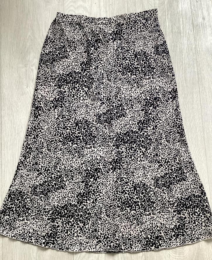 Mooie rok met print - Maat M / L, Kleding | Dames, Rokken, Zo goed als nieuw, Maat 38/40 (M), Zwart, Knielengte, Ophalen of Verzenden