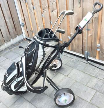 TAYLORMADE GOLF TROLLEY MET TAS EN 3 GOLF CLUBS beschikbaar voor biedingen